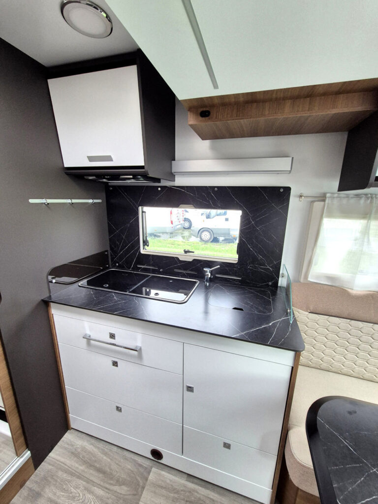 Camper-Nuovo-Meglioli-Modena-Benimar-Mileo-M628-Semintegrale-Fiat-Ducato (15)