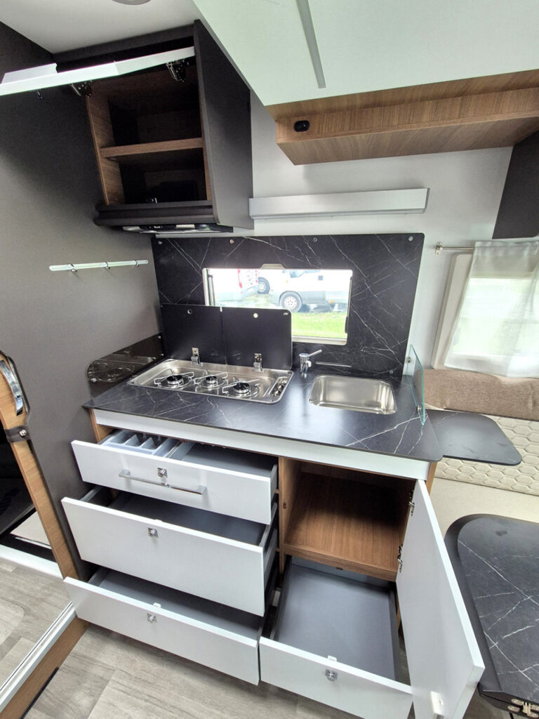 Camper-Nuovo-Meglioli-Modena-Benimar-Mileo-M628-Semintegrale-Fiat-Ducato (16)