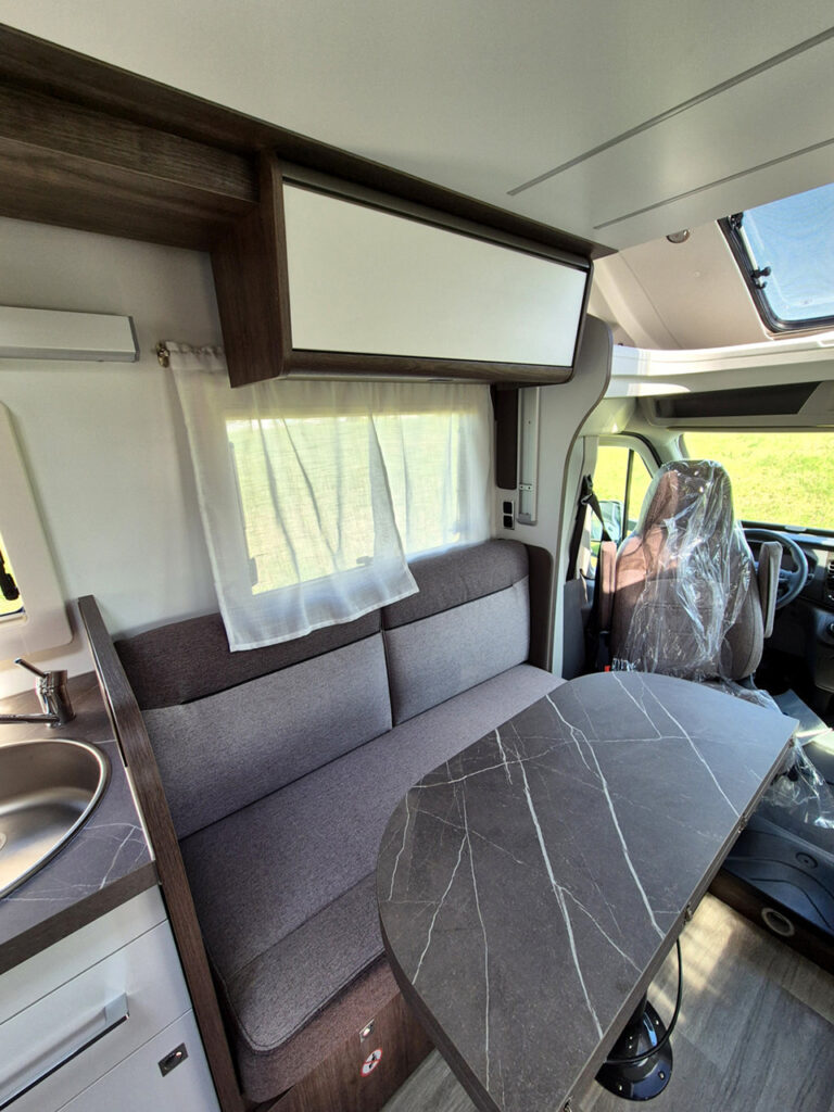 Camper-Nuovo-Meglioli-Modena-Semintegrale-Benimar-Tessoro-T468-Ford (15)