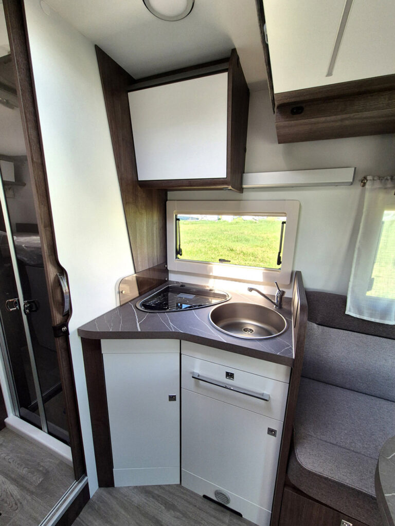 Camper-Nuovo-Meglioli-Modena-Semintegrale-Benimar-Tessoro-T468-Ford (21)