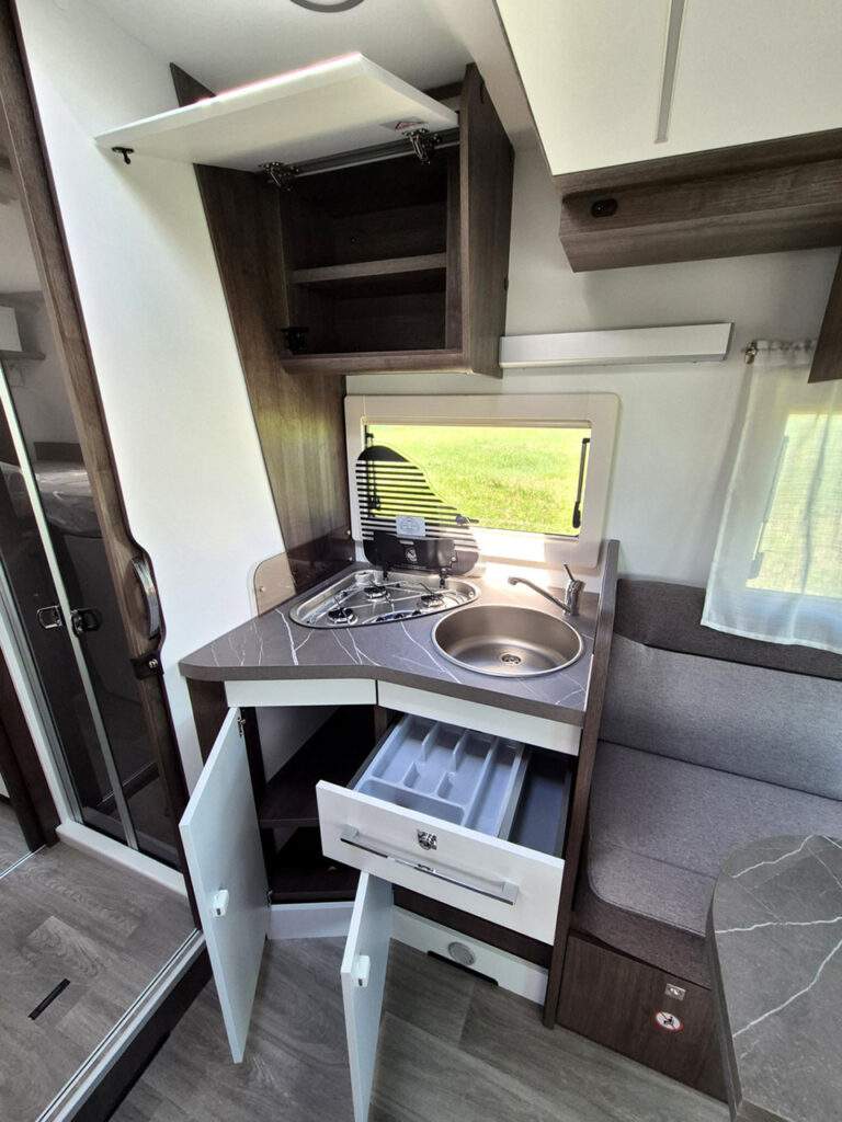 Camper-Nuovo-Meglioli-Modena-Semintegrale-Benimar-Tessoro-T468-Ford (22)