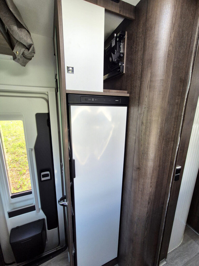 Camper-Nuovo-Meglioli-Modena-Semintegrale-Benimar-Tessoro-T468-Ford (24)