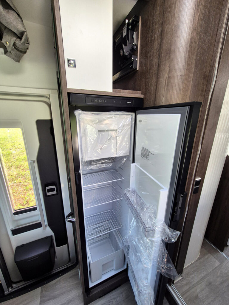 Camper-Nuovo-Meglioli-Modena-Semintegrale-Benimar-Tessoro-T468-Ford (25)