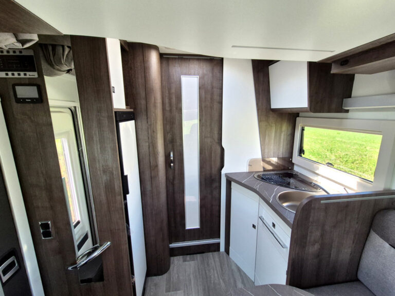 Camper-Nuovo-Meglioli-Modena-Semintegrale-Benimar-Tessoro-T468-Ford (29)