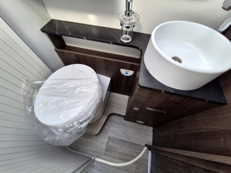 Camper-Nuovo-Meglioli-Modena-Semintegrale-Benimar-Tessoro-T468-Ford (32)