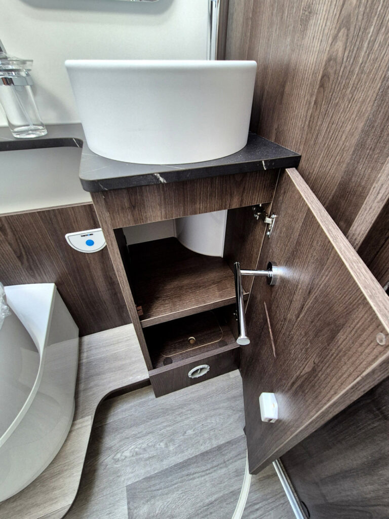 Camper-Nuovo-Meglioli-Modena-Semintegrale-Benimar-Tessoro-T468-Ford (34)