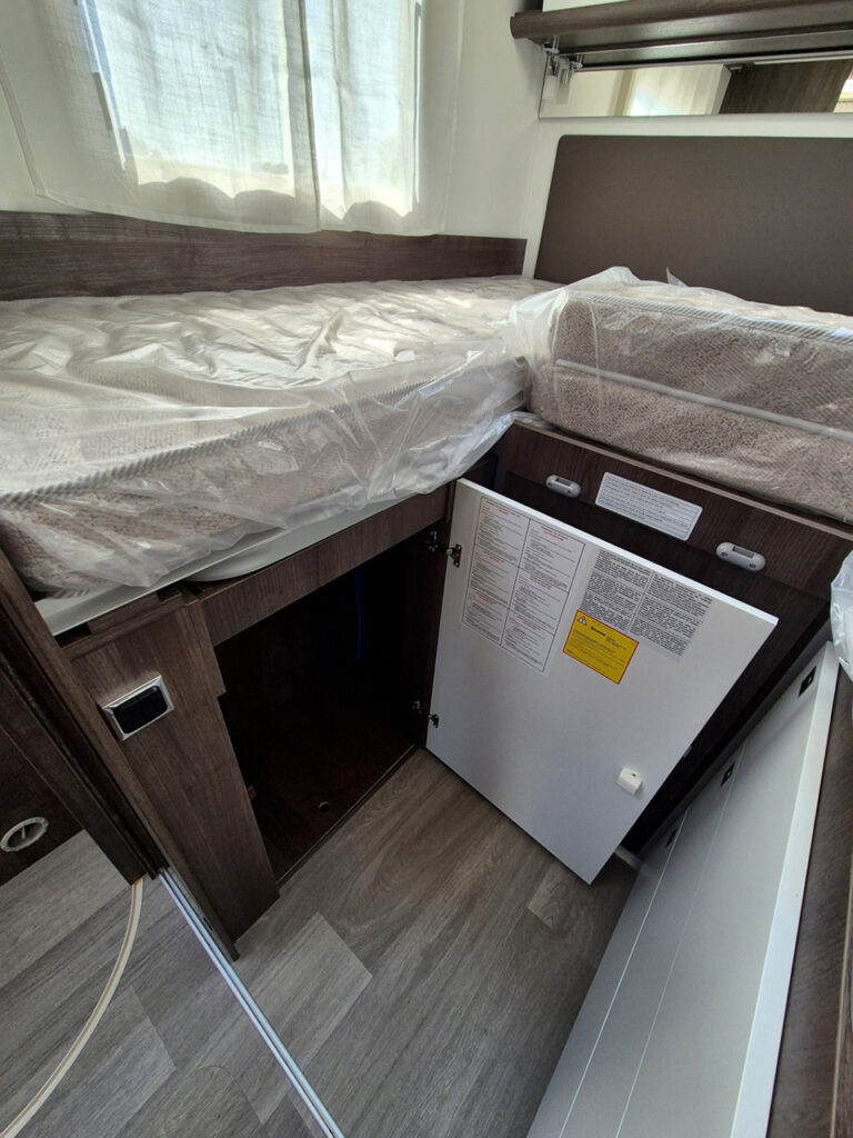 Camper-Nuovo-Meglioli-Modena-Semintegrale-Benimar-Tessoro-T468-Ford (40)
