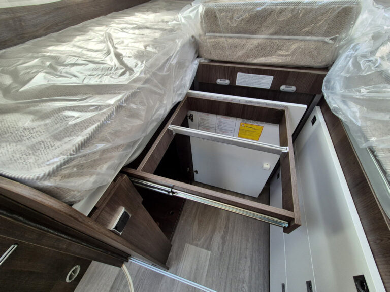 Camper-Nuovo-Meglioli-Modena-Semintegrale-Benimar-Tessoro-T468-Ford (42)