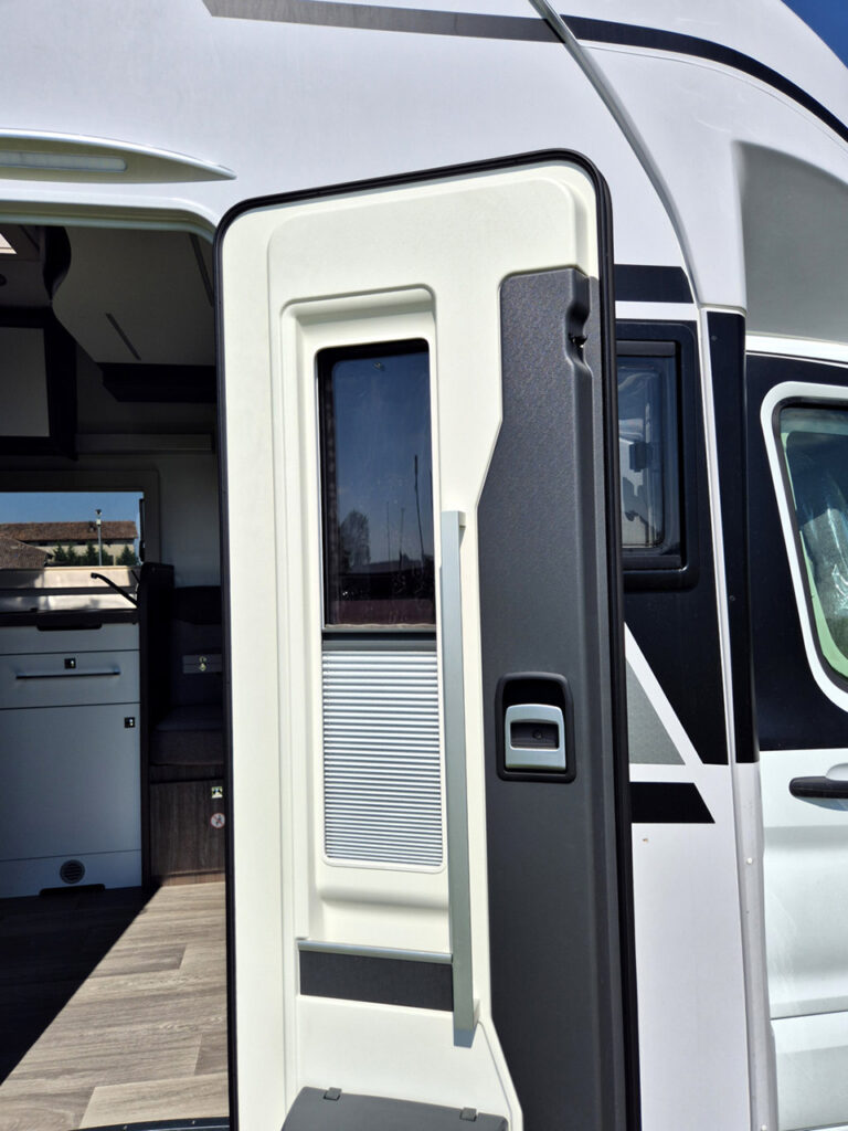 Camper-Nuovo-Meglioli-Modena-Semintegrale-Benimar-Tessoro-T468-Ford (52)