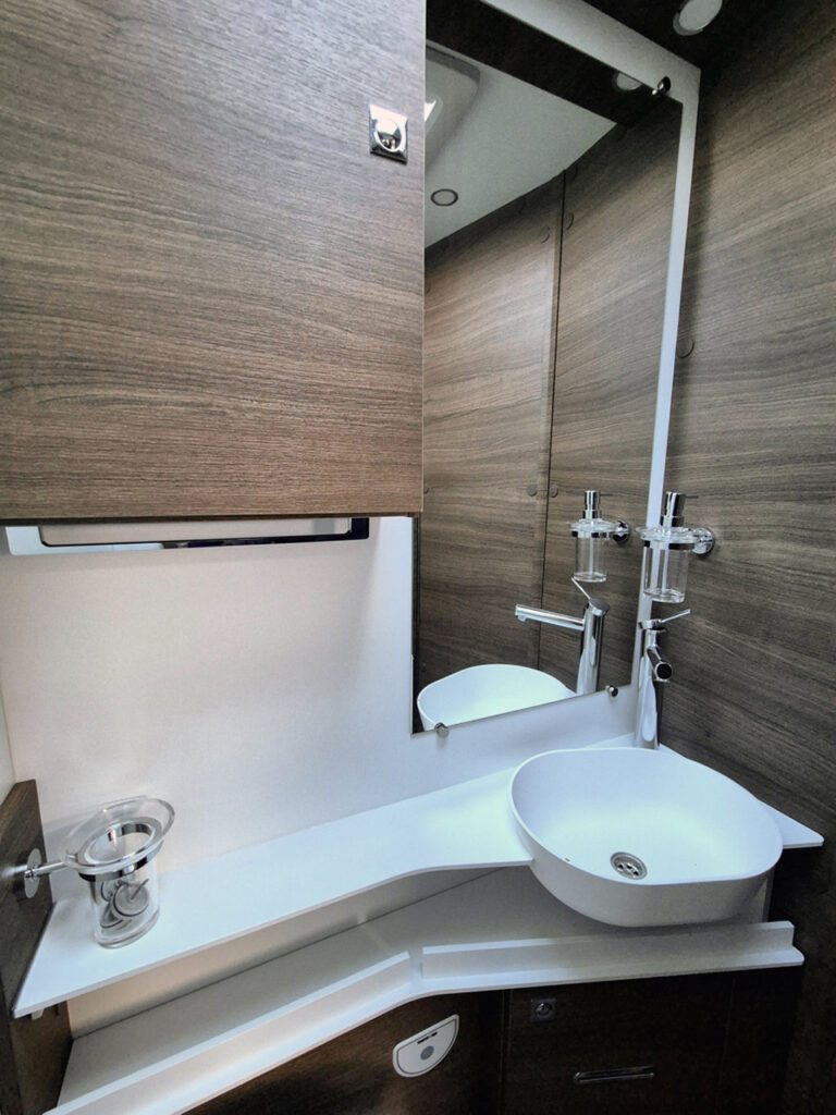 Camper-Nuovo-Meglioli-Modena-Benimar-Amphitryon-A998-Motorhome (1n)