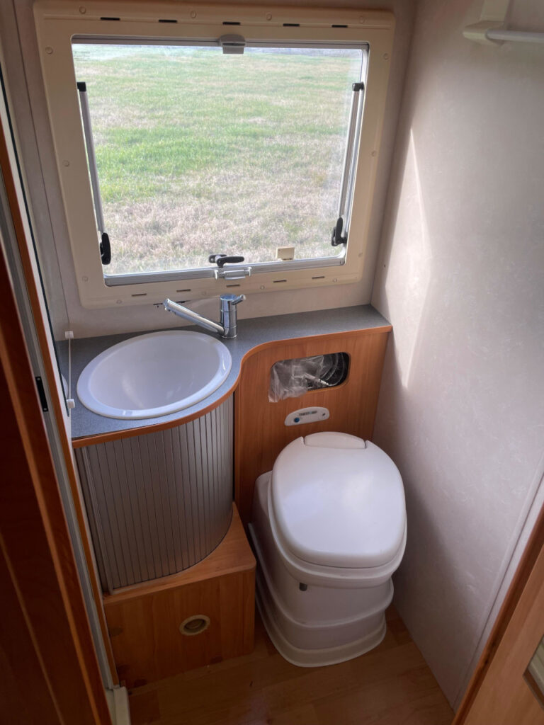 Adria_680SPL_Fiat_camper_semintegrale_garage_17