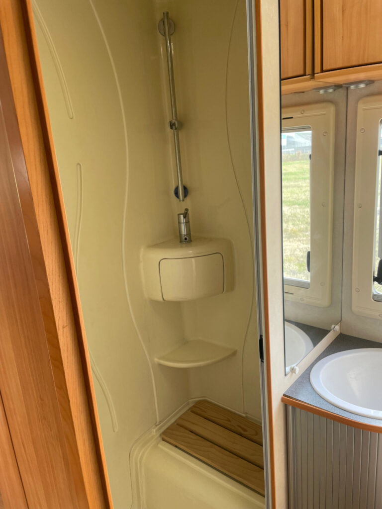 Adria_680SPL_Fiat_camper_semintegrale_garage_18