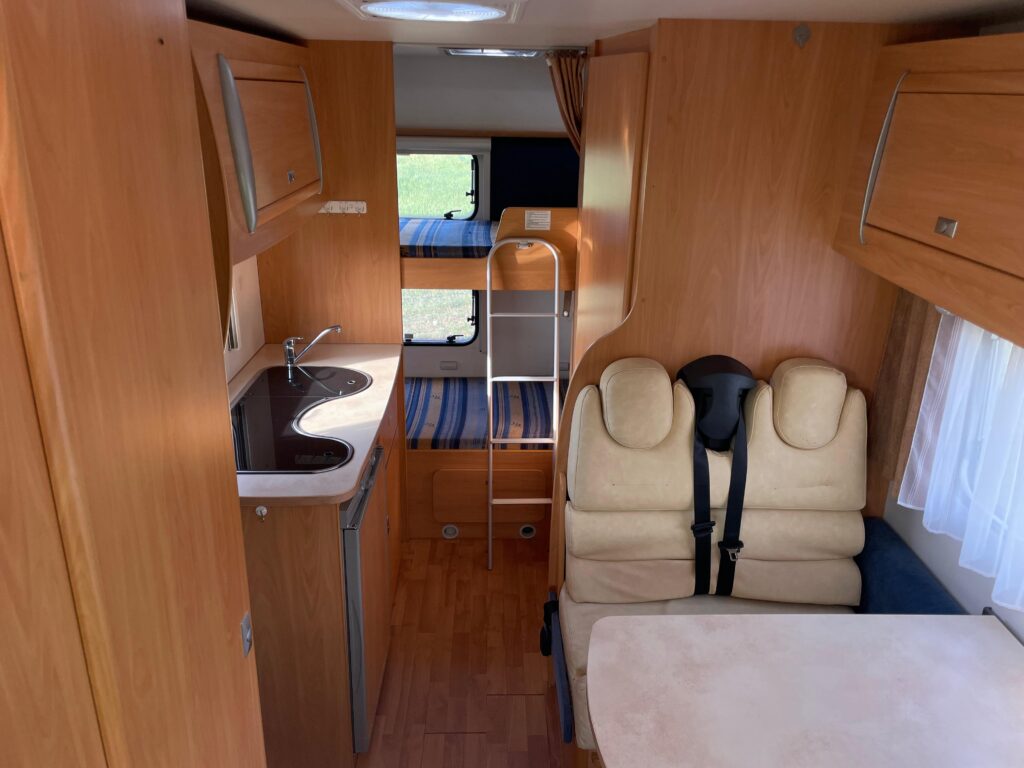 MISURA 5,99
CAMPER MANSARDATO 6 Posti 
Clima cabina
Riscaldamento a Gasolio
Sensori di parcheggio
Garage c/2 Sportelli
Portabici
Doppio serbatoio acqua bianca
Piedini di stazionamento
Veranda
Antenna tv
Prezzo: €. 30.900,00